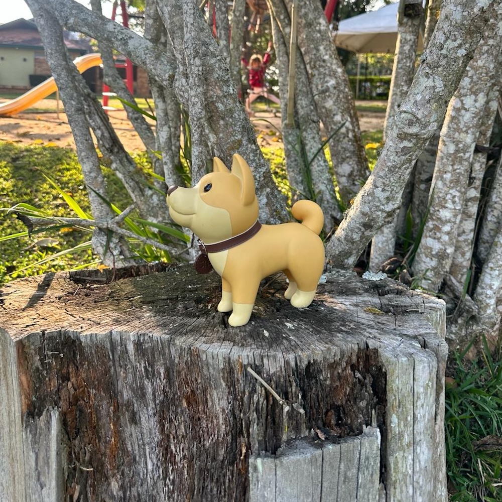 Perro en el tronco 1000x1000 Alcancía reutilizable en forma de perro